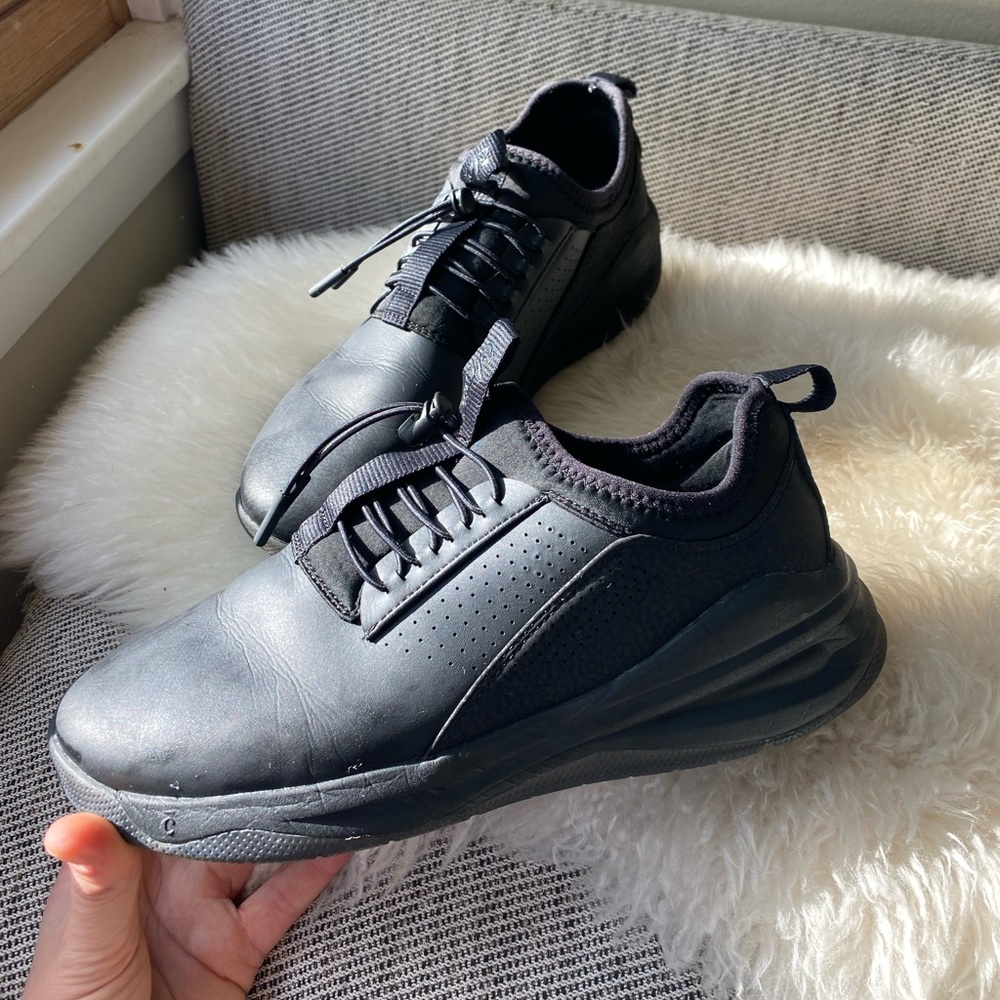 Clove Nursing Sneakers